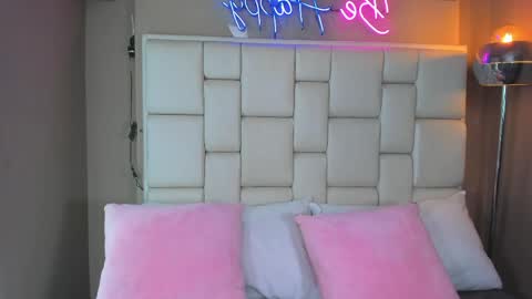 Snapshot of miacamille chatting on April 1, 6:38 pm Mia Camille online show from April 1, 6:38 pm