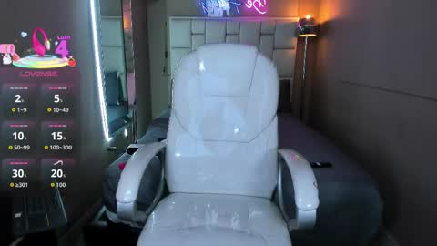 Snapshot of miacamille chatting on April 28, 6:46 pm Mia Camille online show from April 28, 6:46 pm