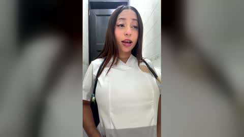 Snapshot of miacamille chatting on May 9, 10:04 pm Mia Camille online show from May 9, 10:04 pm