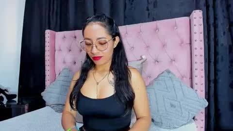 Snapshot of miadivinehyh chatting on May 19, 12:55 pm miadivinehyh online show from May 19, 12:55 pm