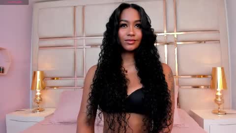 Snapshot of miaebony_ chatting on April 5, 10:40 pm Call me Mia online show from April 5, 10:40 pm
