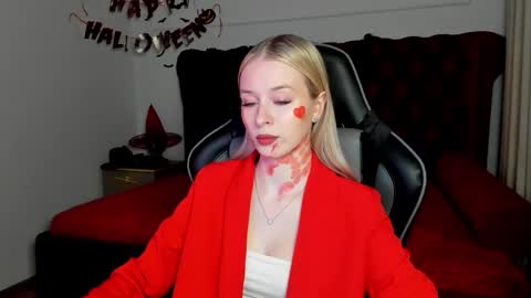 Mia online show from October 31, 6:20 pm