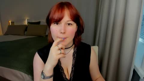 mialacrice online show from May 29, 11:19 am