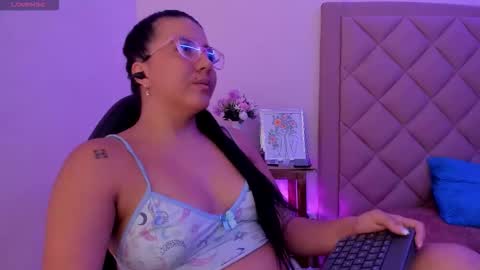 Snapshot of mialujan_ chatting on October 12, 1:48 am Mia online show from October 12, 1:48 am