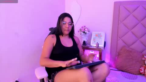 Snapshot of mialujan_ chatting on October 15, 5:29 am Mia online show from October 15, 5:29 am