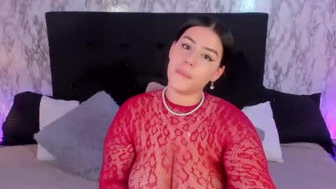 Snapshot of miamontoya chatting on June 13, 1:31 pm Mia -5 7001400 Follow online show from June 13, 1:31 pm