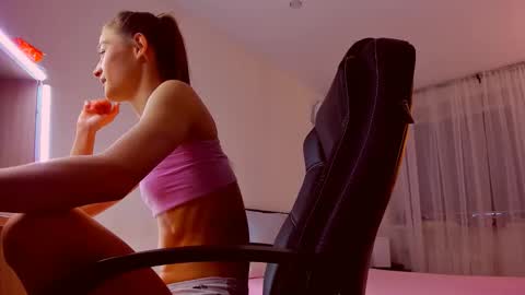 Mia online show from December 4, 7:11 pm