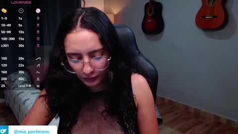 Snapshot of miaportman chatting on December 4, 11:46 pm MIAPORTMANN online show from December 4, 11:46 pm