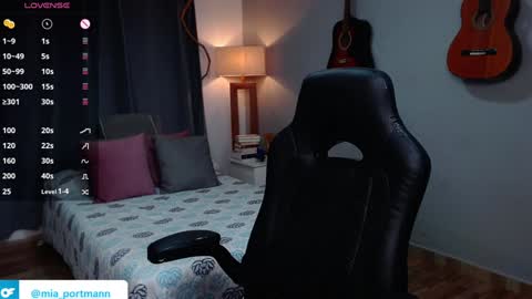 Snapshot of miaportman chatting on December 22, 3:22 pm MIAPORTMANN online show from December 22, 3:22 pm