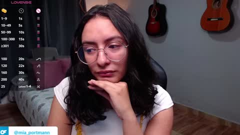 Snapshot of miaportman chatting on January 4, 9:10 am MIAPORTMANN online show from January 4, 9:10 am