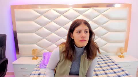 Snapshot of miaqueen021 chatting on February 7, 12:17 pm Sweetie Mia online show from February 7, 12:17 pm