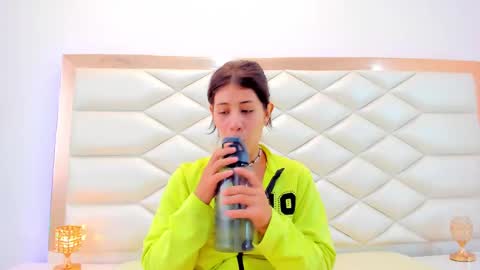 Snapshot of miaqueen021 chatting on February 21, 6:37 pm Sweetie Mia online show from February 21, 6:37 pm