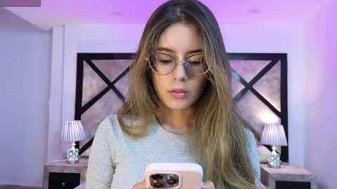 Mia online show from April 7, 7:25 pm