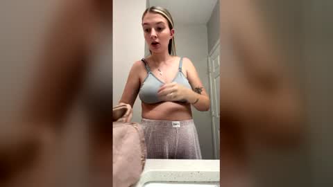 Snapshot of miasmith_001 chatting on May 6, 7:41 pm miasmith_001 online show from May 6, 7:41 pm
