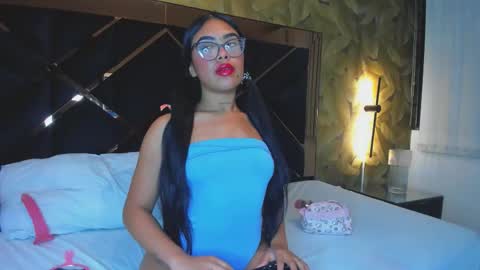 Mia Thompson online show from December 3, 5:37 am