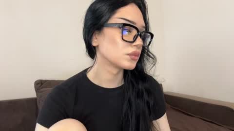 Mia online show from June 24, 10:03 am