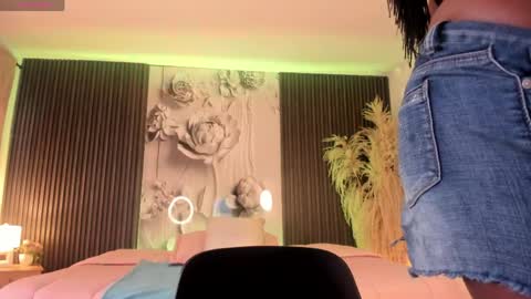 michellepreston_ online show from April 5, 12:13 pm