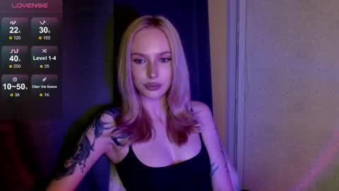 Snapshot of michellevelour chatting on June 1, 5:14 pm Michelle online show from June 1, 5:14 pm