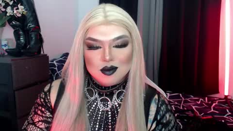 Snapshot of michellevixen921 chatting on October 16, 4:02 am Michelle online show from October 16, 4:02 am