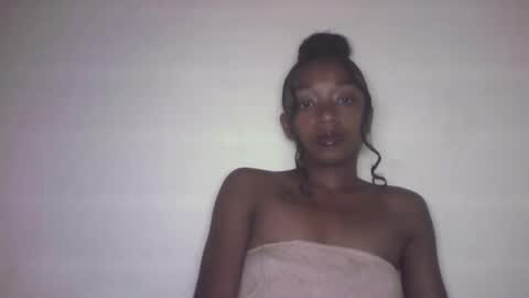 Snapshot of michou_69 chatting on May 24, 8:08 am michou_69 online show from May 24, 8:08 am