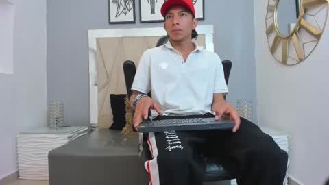 Snapshot of mickey_beasley chatting on October 19, 7:03 pm mickey online show from October 19, 7:03 pm