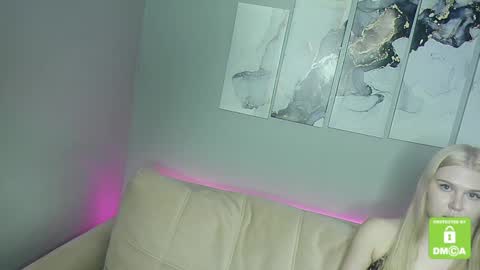 Snapshot of mickey_mia chatting on December 23, 7:20 pm inst miiiss mia online show from December 23, 7:20 pm