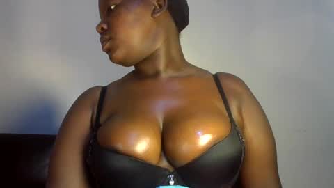 Snapshot of midnightt_curves chatting on June 18, 8:25 am midnightt_curves online show from June 18, 8:25 am