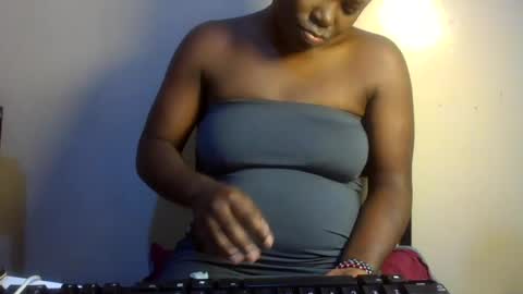 Snapshot of midnightt_curves chatting on July 1, 2:02 am midnightt_curves online show from July 1, 2:02 am