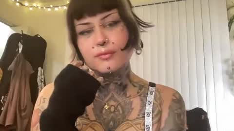 Snapshot of mignightmedliii chatting on September 26, 5:00 am Medli online show from September 26, 5:00 am