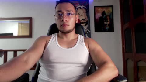 Snapshot of miguel0981 chatting on January 9, 3:26 am Strong Man online show from January 9, 3:26 am