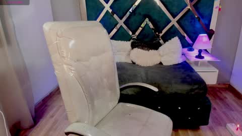 Snapshot of miia_thompson_1 chatting on December 10, 1:11 am M I I A online show from December 10, 1:11 am