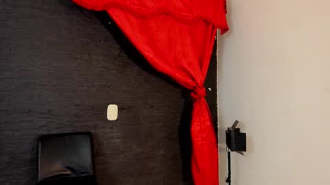 Snapshot of miiaah_kaliffa chatting on October 2, 8:21 am  MELANIE  online show from October 2, 8:21 am