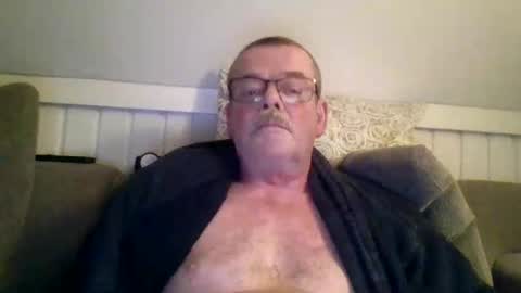 Snapshot of mikael42 chatting on February 10, 8:35 pm mikael42 online show from February 10, 8:35 pm