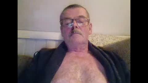 Snapshot of mikael42 chatting on February 15, 7:32 pm mikael42 online show from February 15, 7:32 pm