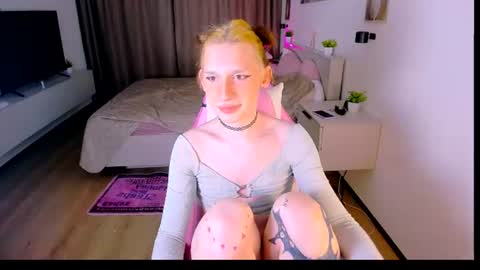 Snapshot of mikaella_nicole chatting on June 18, 10:36 pm mikaella_nicole online show from June 18, 10:36 pm