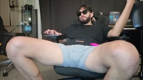 Snapshot of mikehawk1589 chatting on April 13, 8:31 am mikehawk1589 online show from April 13, 8:31 am