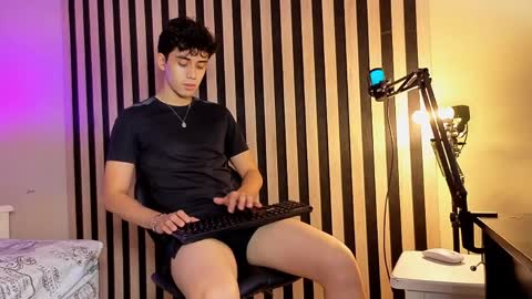 Snapshot of mikevoss_ chatting on May 24, 4:23 pm Mike online show from May 24, 4:23 pm