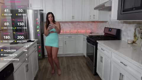 Snapshot of mikmagik chatting on December 30, 10:01 pm Mikaylah online show from December 30, 10:01 pm