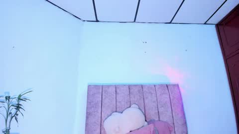Snapshot of mila_1wood chatting on May 6, 12:32 pm mila_1wood online show from May 6, 12:32 pm