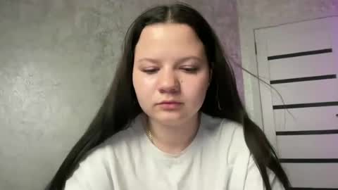 Snapshot of mila_bloom chatting on June 24, 9:25 pm Mila online show from June 24, 9:25 pm