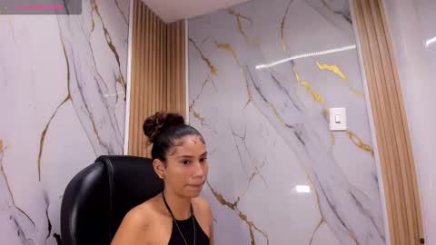 Snapshot of mila_star_hh chatting on March 12, 3:23 am Mila online show from March 12, 3:23 am