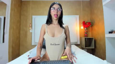 Snapshot of milaa_petite chatting on February 7, 9:07 pm online show from February 7, 9:07 pm