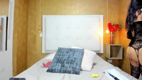 Snapshot of milaa_petite chatting on February 14, 8:16 pm online show from February 14, 8:16 pm