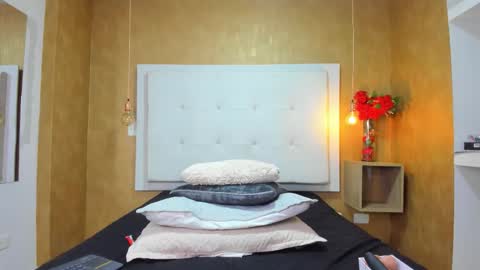 Snapshot of milaa_petite chatting on February 20, 8:31 pm online show from February 20, 8:31 pm