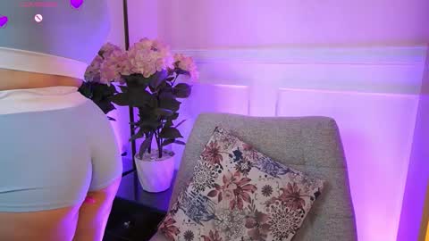 milacrave online show from March 11, 12:22 pm