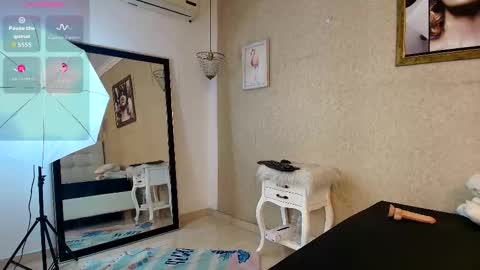 miladiosa online show from December 3, 12:03 pm