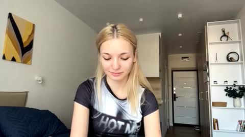 Snapshot of mildaleggette chatting on October 8, 8:34 am Millla online show from October 8, 8:34 am