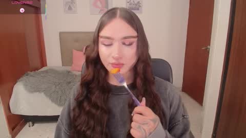 Snapshot of miley_baker chatting on December 5, 3:09 pm Miley online show from December 5, 3:09 pm