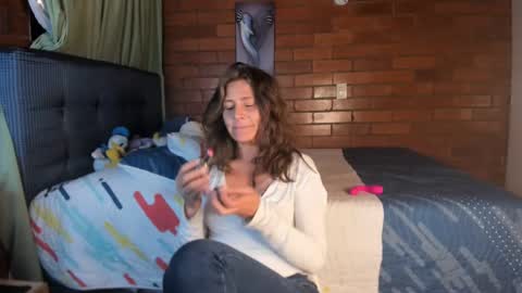 Snapshot of milf_darling chatting on January 21, 12:57 am Victoria  online show from January 21, 12:57 am