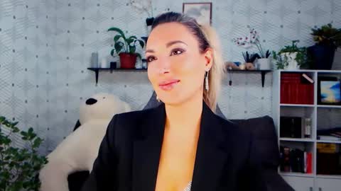 MillaXQueen online show from November 21, 2:05 pm